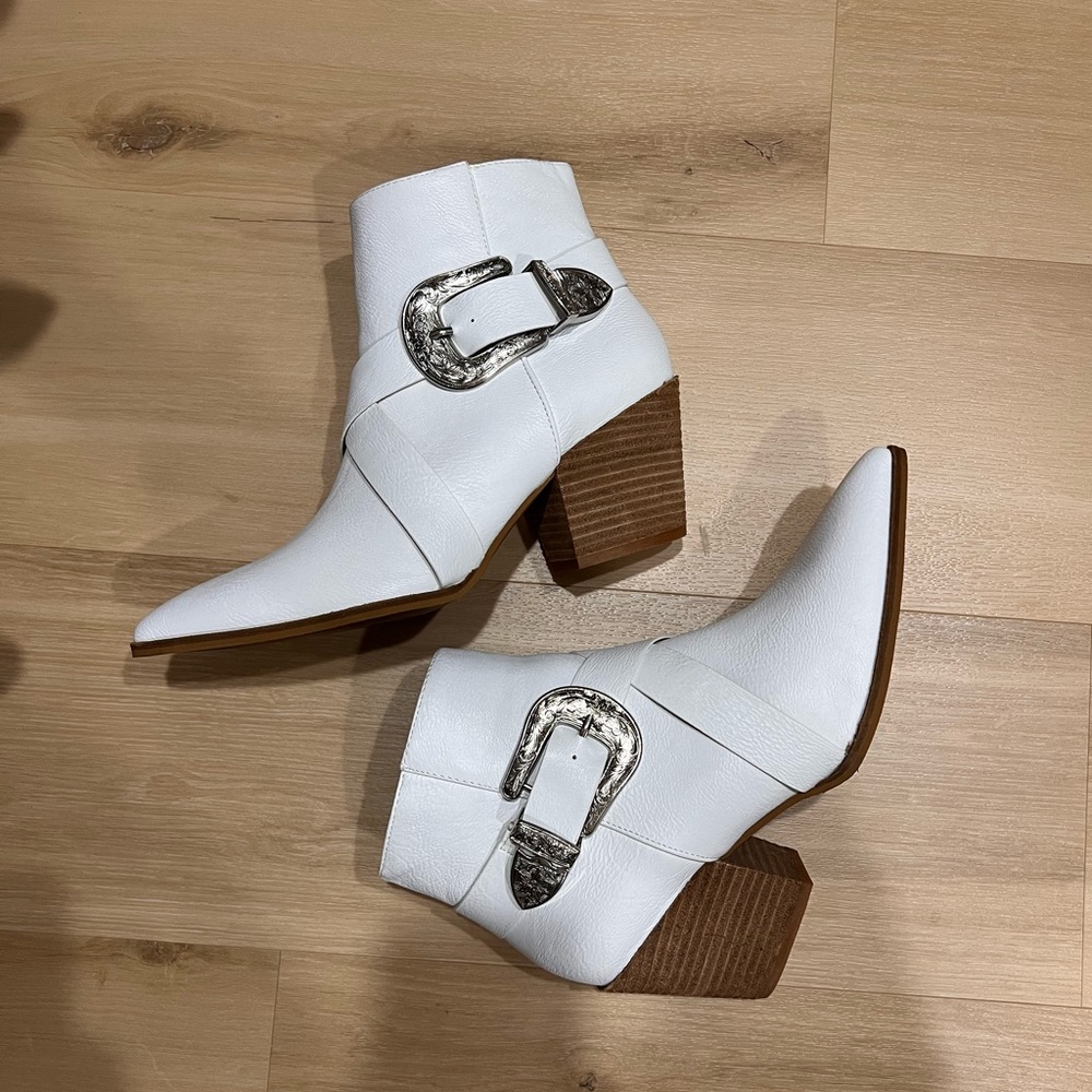 NWOT women’s white western bootie